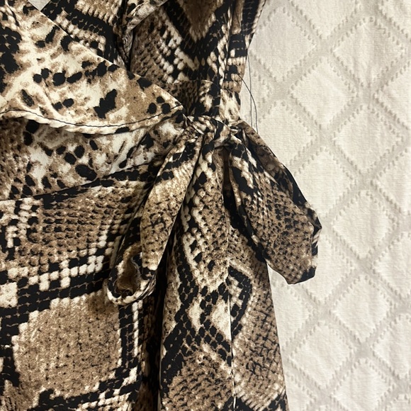 Wrap romper dress - Picture 3 of 6